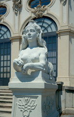 Fototapeta na wymiar Sphinx przy wejściu na Górnym Belvedere, Wiedeń, Austria