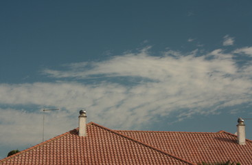 Tetto in tegole con cielo come sfondo