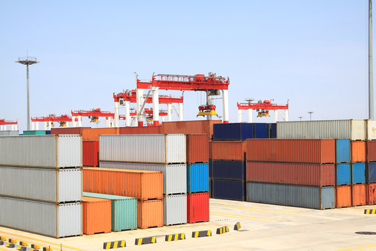 Port cranes and container trade