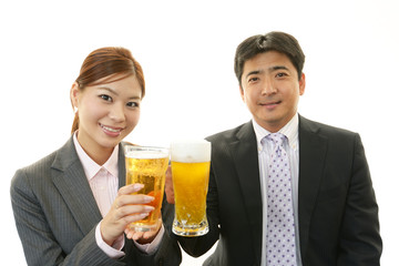 ビールを楽しむビジネスマンとOL