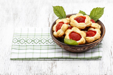 Puff pastry cookies filled with fresh strawberries