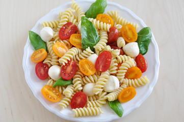 Pasta mit Tomaten, Basilikum und Mozzarella