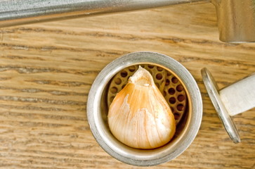 knoblauch in presse hdr