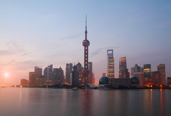 Fototapeta premium Szanghaj bund punkt orientacyjny miejski krajobraz o wschodzie słońca