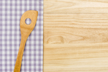 Kochlöffel auf einem violett karierten Tischtuch 