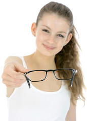 Teenager reicht Brille