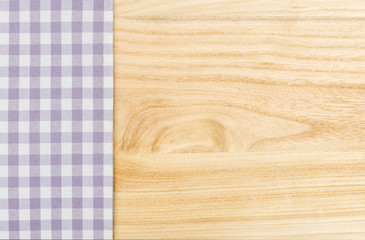 Violett kariertes Tischtuch vor einem Holzhintergrund