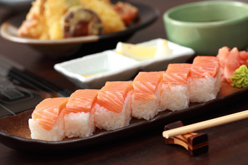 Salmon sushi set