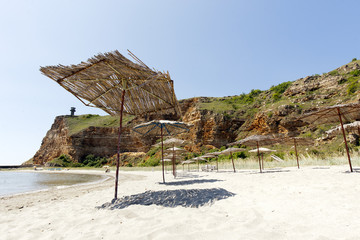 Phare de parasols de plage inhabité