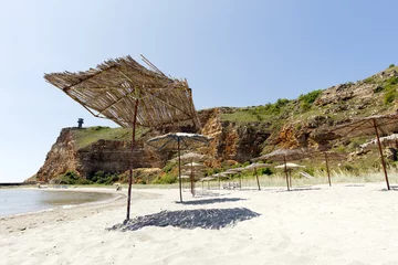 Deurstickers Bolata strand, Balgarevo, Bulgarije Onbewoonde parasols vuurtoren