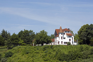 Fototapeta na wymiar Villa im Grünen