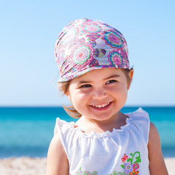 Bimba al mare che ride