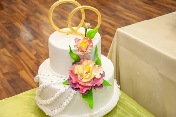Decorating a wedding cake