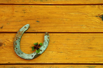 Glücksbringer, Hufeisen, Kleeblatt auf Holz