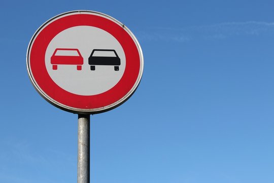 Deutsches Verkehrszeichen: &Uuml;berholverbot f&uuml;r Kraftfahrzeuge aller Art
