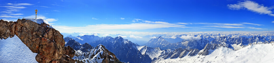 Vue panoramique depuis le sommet de la Zugspitze en Allemagne
