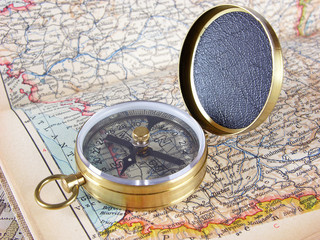 Kompass mit Atlas