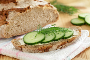 Krustenbrot mit Gurkenscheiben