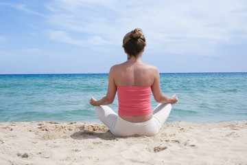 Fototapeta na wymiar Yoga on the beach in Sardinia