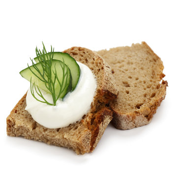 Krustenbrot mit Gurkenscheiben