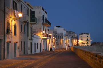 Fototapeta na wymiar Alghero nocą w Sardynia, Włochy