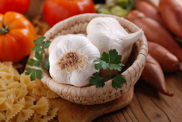 aglio con foglie di prezzemolo e verdure sullo sfondo