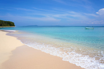 Fototapeta na wymiar Piękna tropikalna plaża z łodzi