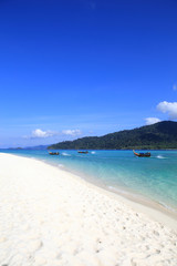 Obraz premium Clear water and blue sky. Lipe island, Thailand