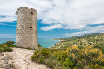 Fototapeta na wymiar Wieża na wybrzeżu śródziemnomorskim morzu w Hiszpanii