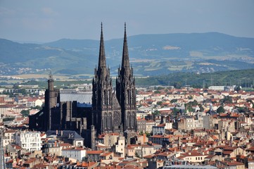 Fototapeta na wymiar Katedra w Clermont-Ferrand