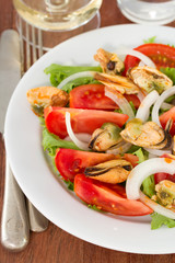 salad with tomato and mussels