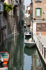 Fototapeta na wymiar Widok zabytkowych budynków i wąskim kanałem w Wenecji