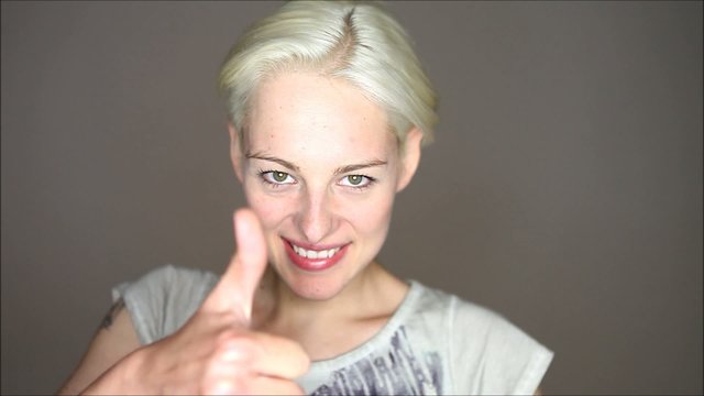 junge frau daumen hoch