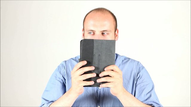 mann hinter tablet