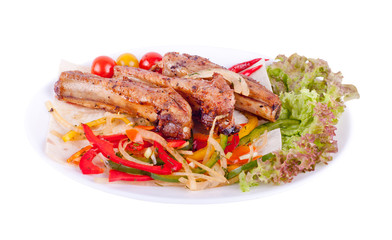 Свиные ребрышки с салатом