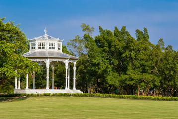 Obraz premium White paviion in a garden