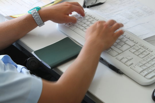 Polizei im B&uuml;ro am Computer  110