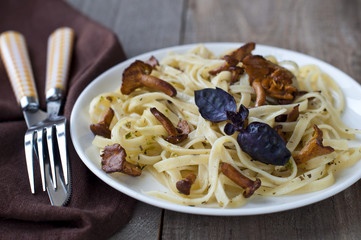 Tagliatelle with fried mushrooms (chanterelles)