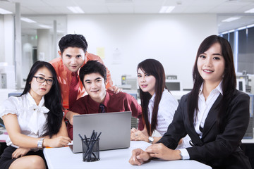 Obraz premium Business manager and team in office