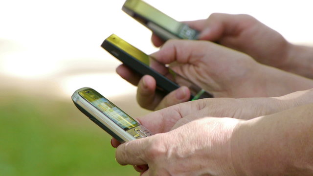 HD - People use phones