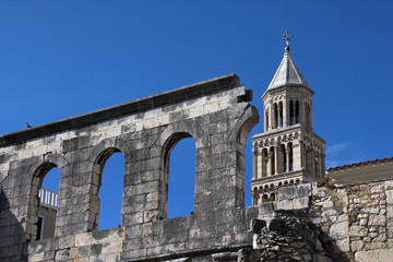 Fototapeta na wymiar Srebrna Brama i dzwonnica św Domnius, Split, Chorwacja