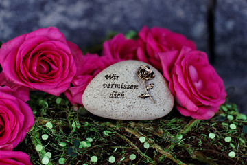 Stein mit Trauerspruch