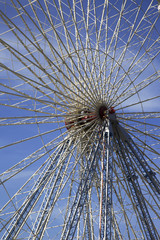 Obraz premium Riesenrad mit Speichen und Metallstangen