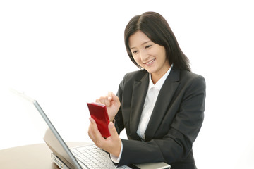 スマートフォンを操作するOL