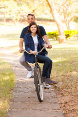 Obraz premium teen couple riding a bike
