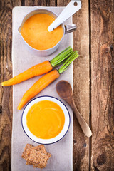 Möhrensuppe rustikal angerichtet
