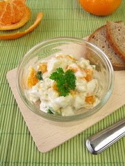 Hausgemachter Geflügelsalat mit Ananas und Mandarine