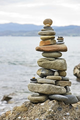 Fototapeta na wymiar Balanced stack of stones on the seashore
