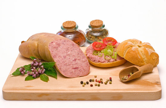 Grobe Leberwurst auf Holzbrett
