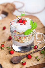 Müsli mit Walderdbeeren